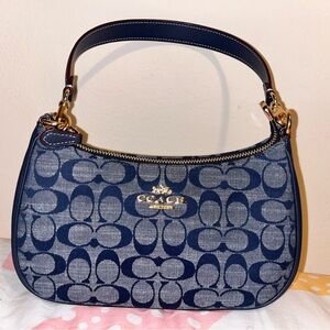 Terri Shoulder Bag in Signature Chambray